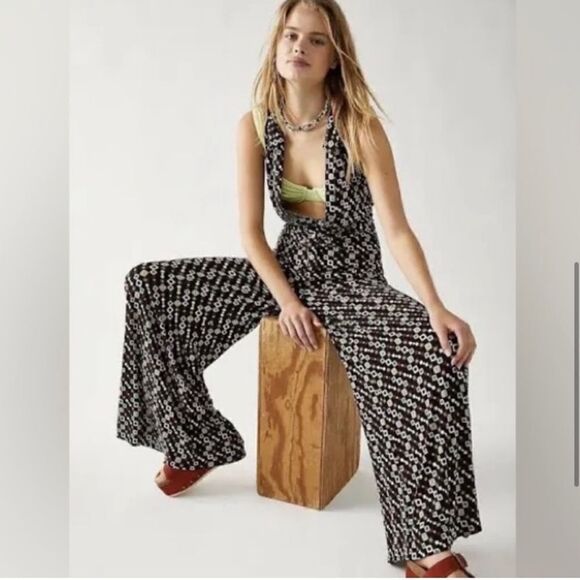 NWT Shayla Halter jumpsuit size S
NWT 
Retail $148 - Picture 3 of 9